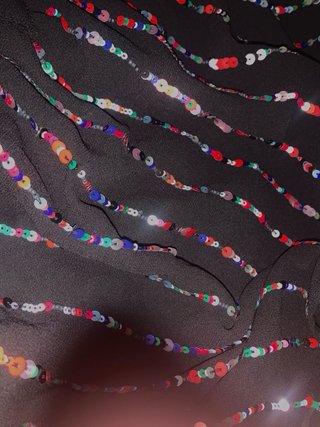 Top negro con lentejuelas multicolor