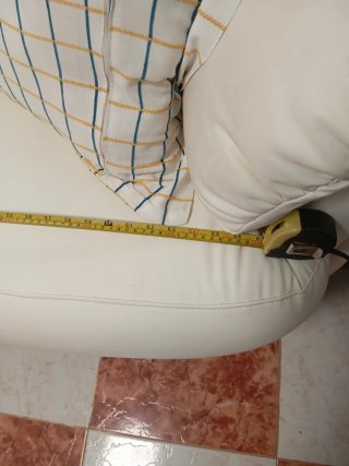Sofá blanco tapizado hace 1 año