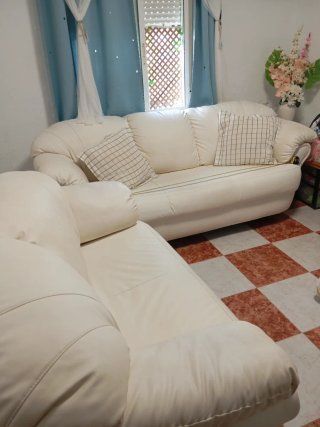 Sofá blanco tapizado hace 1 año