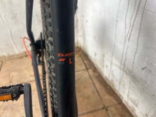 Bicicleta MTB 29 Negra con detalles naranjas