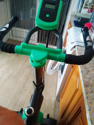 Vendo.Bicicleta .Estática . por no tener espacio.