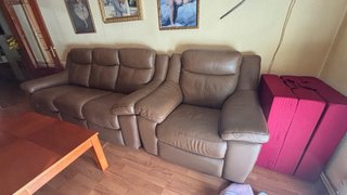 Sofá de piel marrón sin reclinables