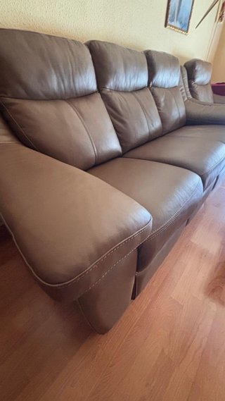 Sofá de piel marrón sin reclinables
