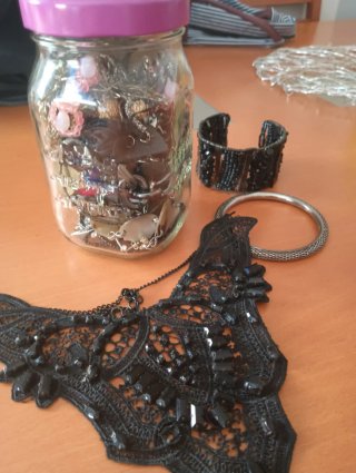 Bote con surtido de bisutería