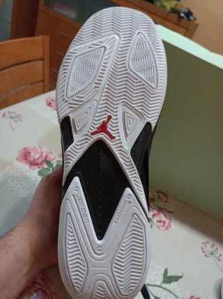 Zapatillas Jordan Negras y Rojas
