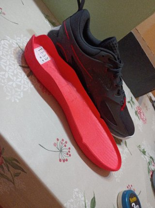 Zapatillas Jordan Negras y Rojas
