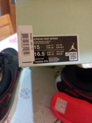Zapatillas Jordan Negras y Rojas