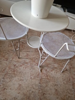 Mesa y 2 Sillas Metal Blanco + Maceta