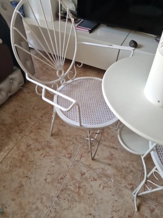 Mesa y 2 Sillas Metal Blanco + Maceta