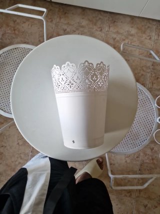 Mesa y 2 Sillas Metal Blanco + Maceta