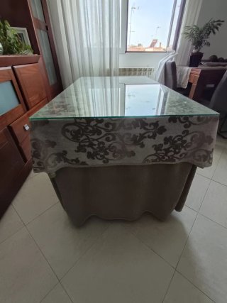 Mesa de comedor con falda