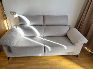 Sofá de 2 plazas gris con cojines amarillos