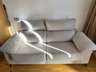 Sofá de 2 plazas gris con cojines amarillos