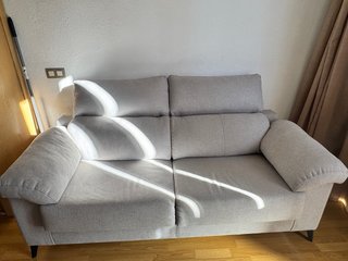 Sofá de 2 plazas gris con cojines amarillos