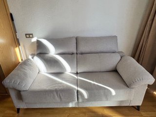 Sofá de 2 plazas gris con cojines amarillos
