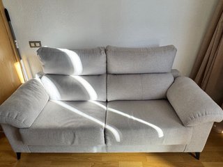Sofá de 2 plazas gris con cojines amarillos