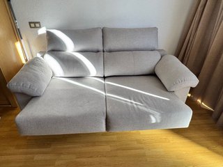 Sofá de 2 plazas gris con cojines amarillos