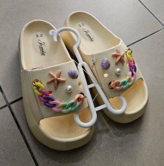 Ciabatte rialzate beige con decorazioni