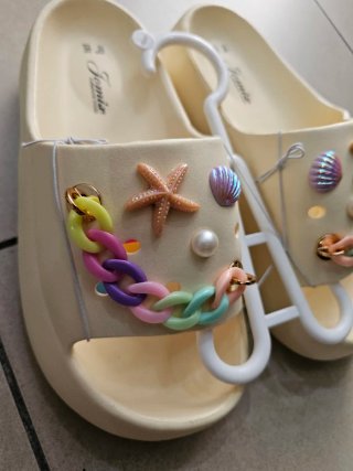 Ciabatte rialzate beige con decorazioni