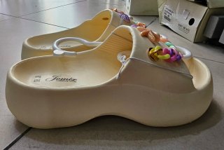 Ciabatte rialzate beige con decorazioni