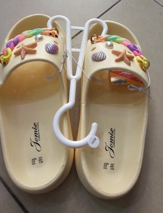 Ciabatte rialzate beige con decorazioni