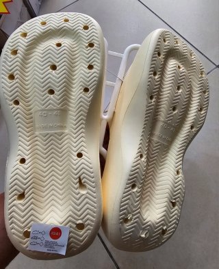 Ciabatte rialzate beige con decorazioni