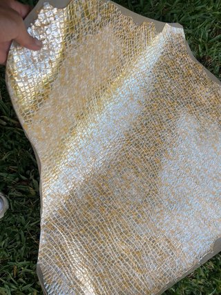 Piel de vacuno con estampado escamas