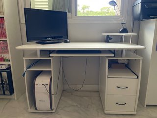 Escritorio blanco con cajones y estantes