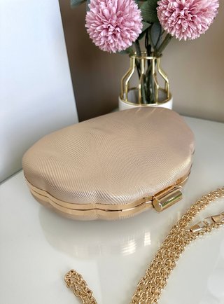 Bolso dorado fiesta invitada