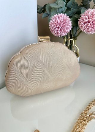 Bolso dorado fiesta invitada