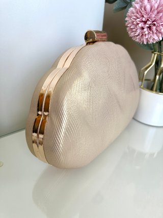Bolso dorado fiesta invitada