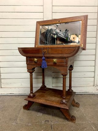 Costurero antiguo de madera y terciopelo