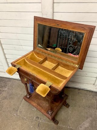 Costurero antiguo de madera y terciopelo