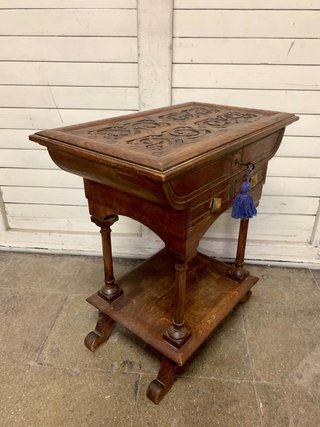 Costurero antiguo de madera y terciopelo