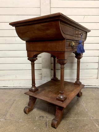 Costurero antiguo de madera y terciopelo