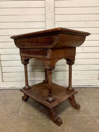 Costurero antiguo de madera y terciopelo