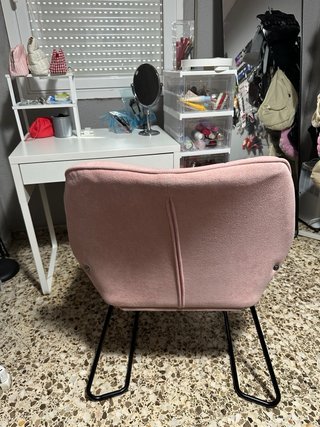 Butaca rosa cómoda recién comprada