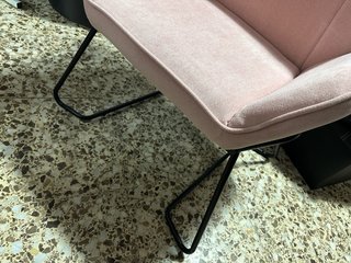 Butaca rosa cómoda recién comprada