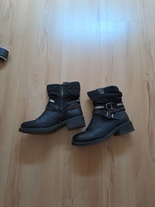 Botines negros con adornos