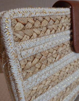 Bolso bandolera de paja con blanco y dorado
