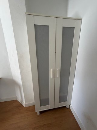 Armario blanco con puertas de cristal