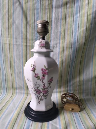 Lámpara de porcelana con flores