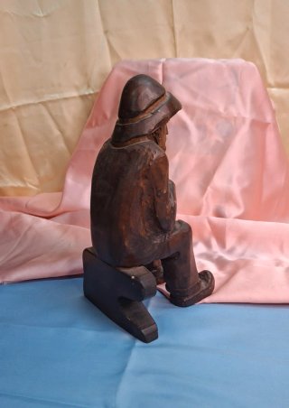Talla de madera hombre sentado