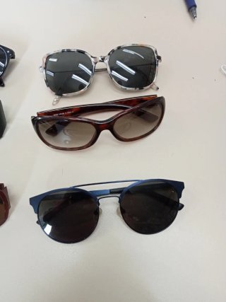 Gafas de sol negras y marrones