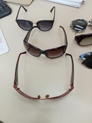 Gafas de sol negras y marrones