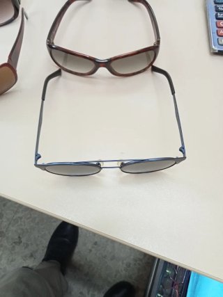Gafas de sol negras y marrones