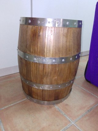 Barril madera decorativo con metal