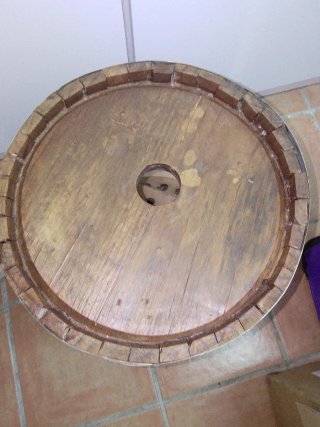 Barril madera decorativo con metal