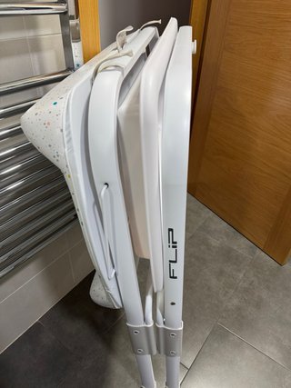 Cambiador de bañera Jane con diseño espacial