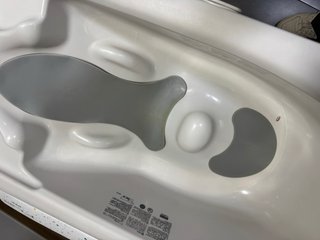 Cambiador de bañera Jane con diseño espacial